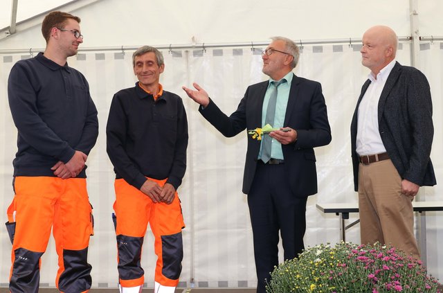 Schlüsselübergabe (v.l.): stellvertretender Klärwärter Florian Männlein, Klärwärter Ernst Audenrith, 1. Bürgermeister Helmut Krämer und Michael Miller. | Foto: Nicole Fuchsbauer