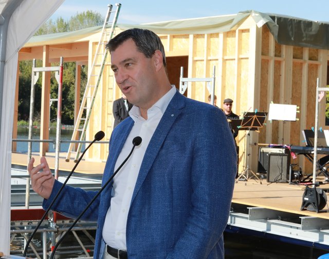 MP Markus Söder bei seiner Rede, im Hintergrund die Station. | Foto: Udo Dreier