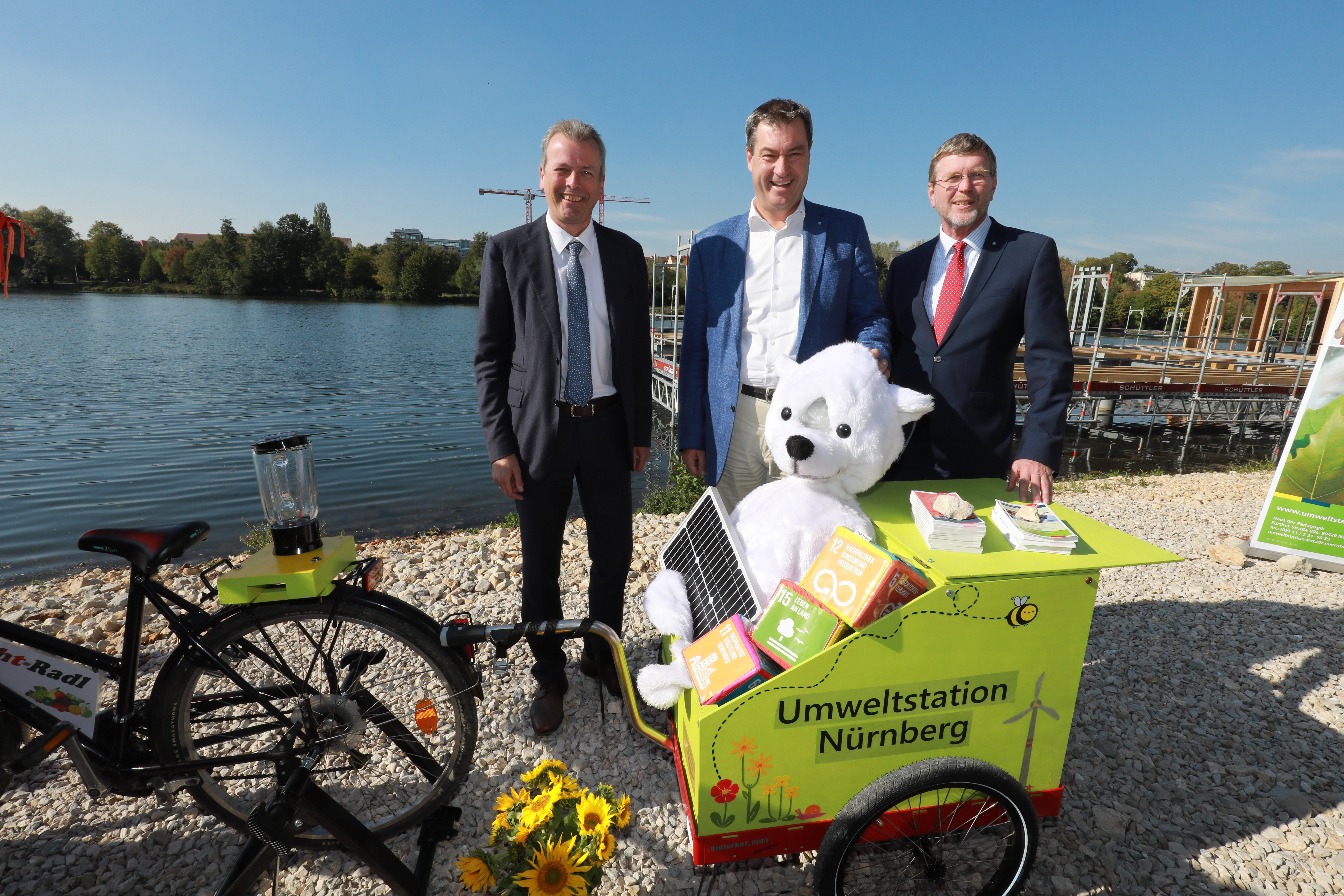 Oberbürgermeister Dr. Ulrich Maly, Ministerpräsident Dr. Markus Söder und Umweltminister Marcel Huber mit dem Eisbär-Maskottchen der Energie- und Umweltstation (v.l.).