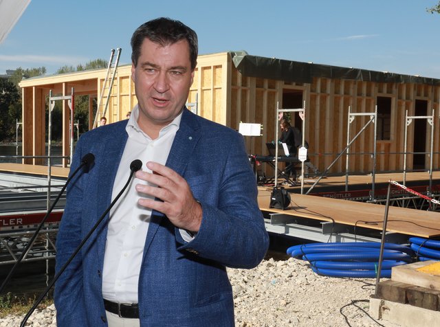 MP Markus Söder bei seiner Rede, im Hintergrund die Station. | Foto: Udo Dreier