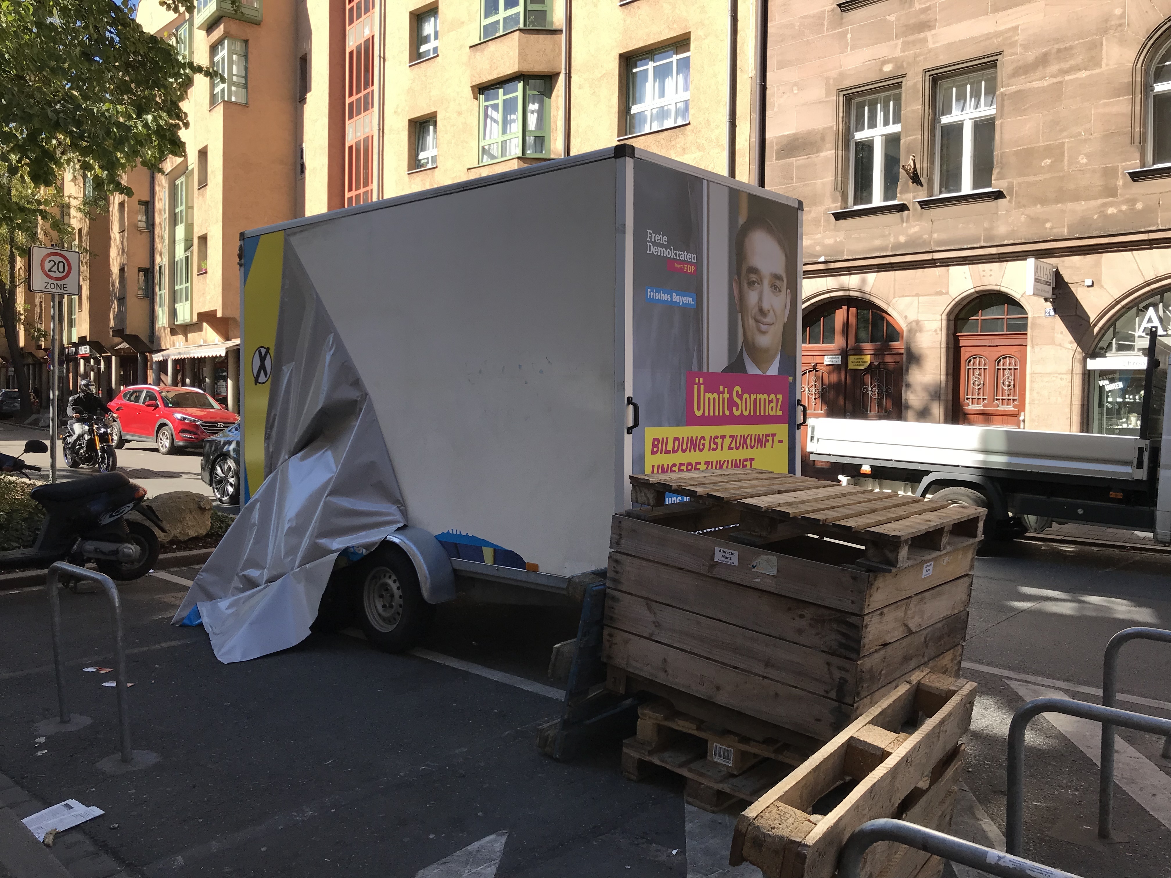 Kaputte Beklebung des Wahlkampf-Anhängers.