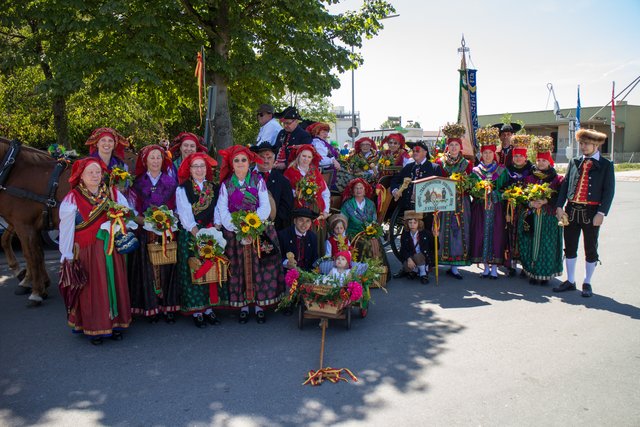 Seit 60 Jahren sind die Forchheimer Kreebauern bei Heimat- und Trachtenfesten in der Region und weit darüber hinaus dabei - hier beim Annafest in Forchheim. | Foto: Roland Rosenbauer