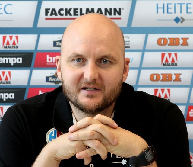 (© Foto: HJKrieg, Erlangen) – HC-Trainer Adalsteinn Eyjolfsson: dem Meister am Sonntag ein Bein stellen