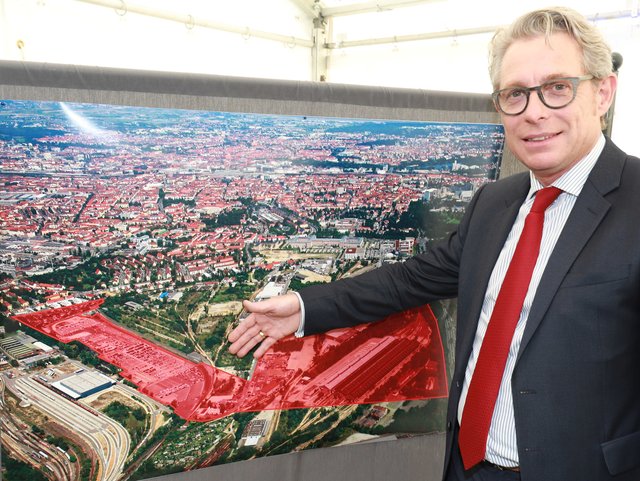 Stefan Wiegand, Geschäftsführer der Aurelis Real Estate, hat das Gelände (Rot) an den Freistaat Bayern verkauft, damit dort eine Universität entstehen kann. | Foto: Udo Dreier