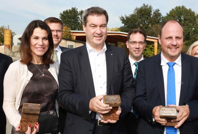 Mit ,,Gedenk-Schienenteilen": die Bayerische Wissenschaftsministerin Prof. Dr. Marion Kiechle, Stadtrat Marcus König, Ministerpräsident Markus Söder, Nürnbergs Baureferent Daniel F. Ulrich und Bürgermeister Christian Vogel  (v.l.). | Foto: Udo Dreier