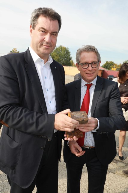 ,,Grundstückskäufer"  Ministerpräsident Dr. Markus Söder (l.) mit Stefan Wiegand, Geschäftsführer der Aurelis Real Estate. | Foto: Udo Dreier