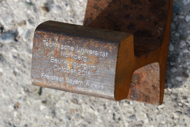 Teil einer Schiene als Gedenkstein an die Beurkundung im Okober 2018. | Foto: Udo Dreier