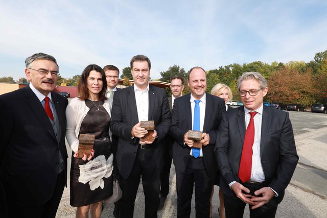 (v.l.) Wolfgang A. Herrmann, Präsident der TU München,  die Bayerische Wissenschaftsministerin Prof. Dr. Marion Kiechle, Stadtrat Marcus König, Ministerpräsident Dr. Markus Söder, Nürnbergs Baureferent Daniel Ulrich, Bürgermeister Christian Vogel, Kulturreferentin Prof. Julia Lehner und Stefan Wiegand, Geschäftsführer der Aurelis Real Estate. | Foto: Udo Dreier