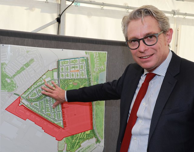 Stefan Wiegand, Geschäftsführer der Aurelis Real Estate, hat das Gelände (Rot) an den Freistaat Bayern verkauft, damit dort eine Universität entstehen kann. Die geplanten Wohnungen (Grün) will seine Firma Aurelis verkaufen. | Foto: Udo Dreier