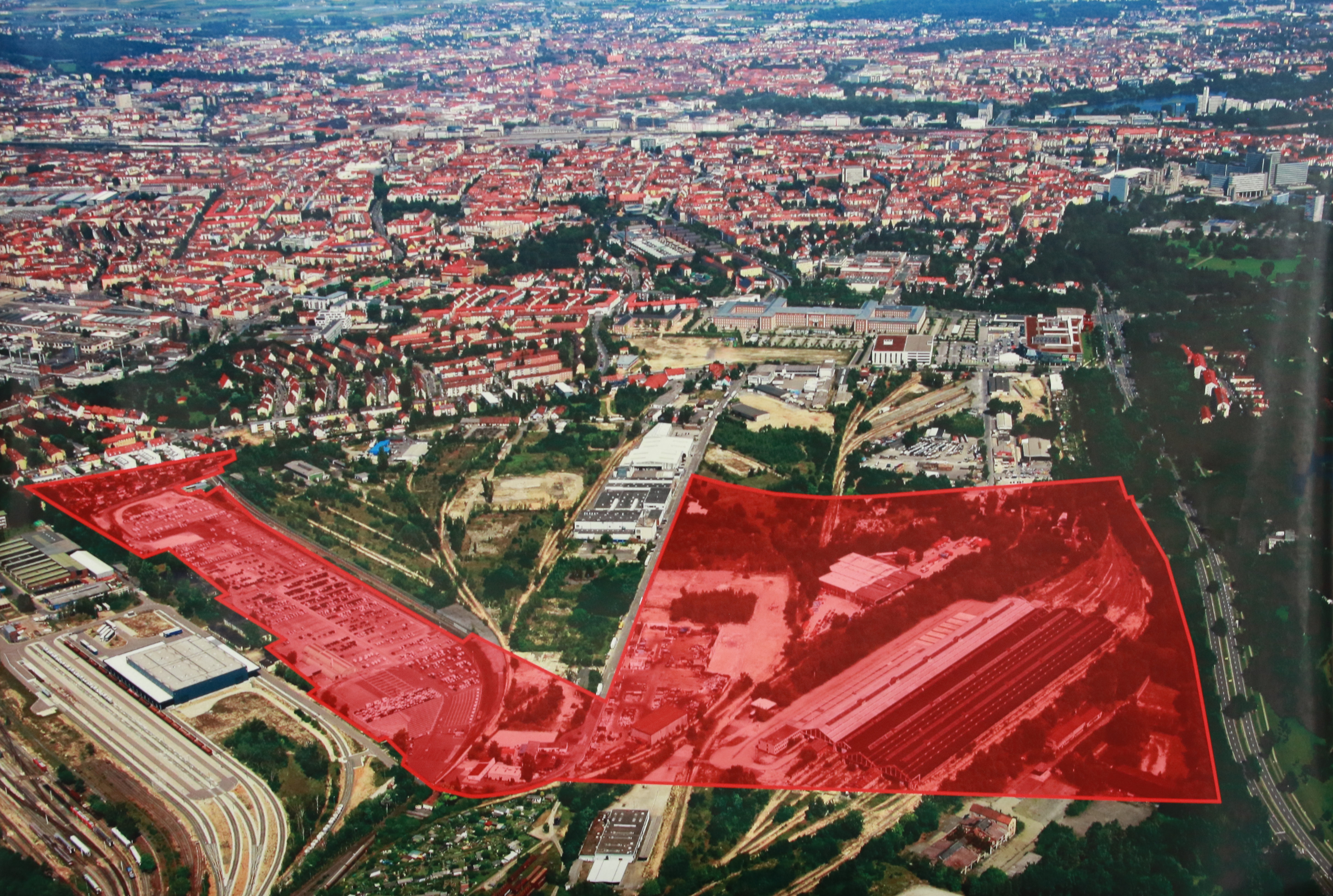 Auf dem Areal (rote Fläche) an der Brunecker Straße soll der neue Uni Campus entstehen.