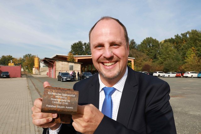 Bürgermeister Christian Vogel mit ,,Gedenkschiene". | Foto: Udo Dreier