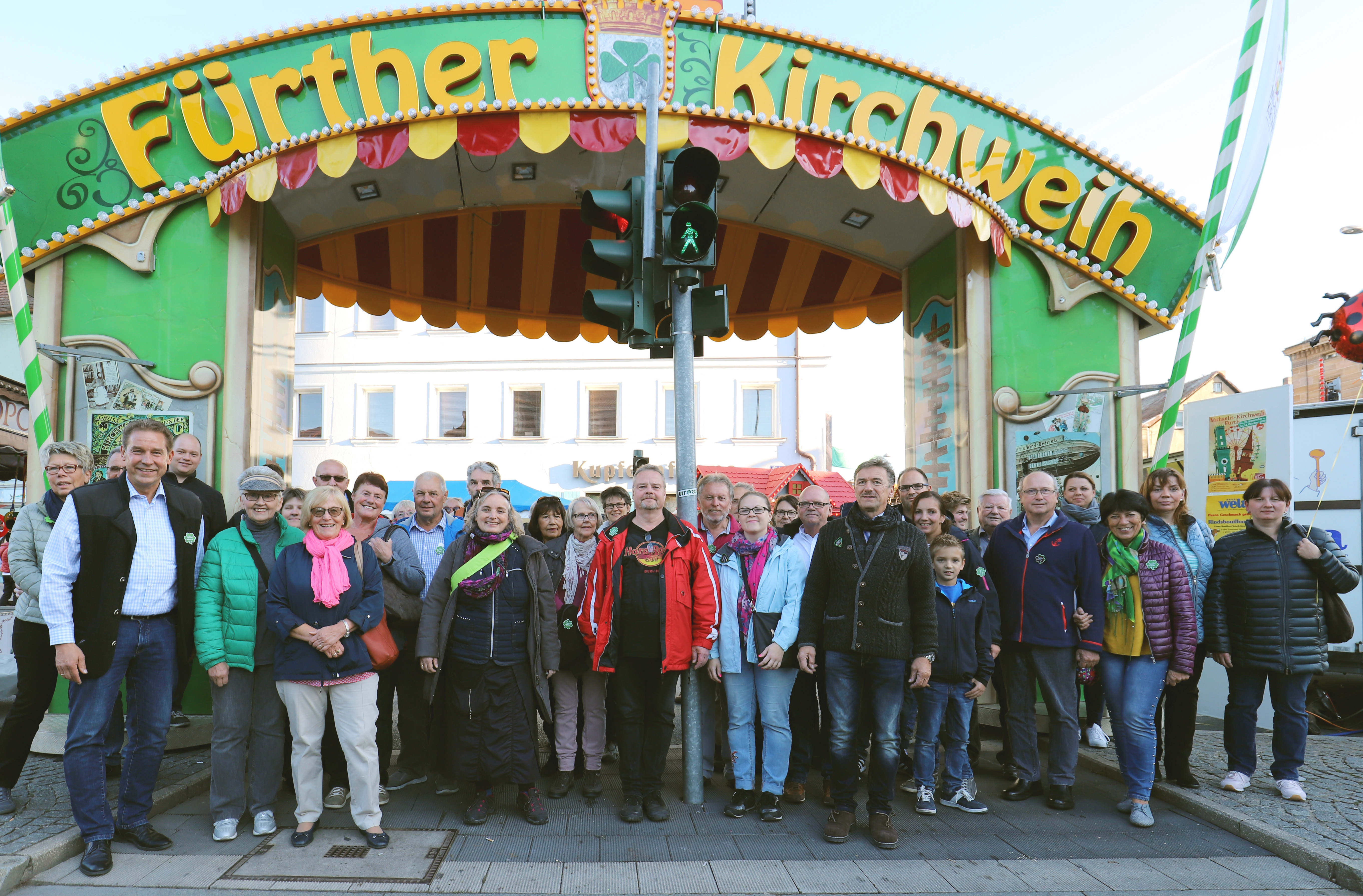 Als kleines „Dankeschön vor Ort“ hatte die Stadt gemeinsam mit den Schaustellerverbänden 30 Inhaber der Bayerischen Ehrenamtskarte aus Fürth und ganz Bayern zu einem ausgiebigen Kirchweihrundgang eingeladen und dabei einen „Blick hinter die Kulissen“ der Michaelis-Kirchweih ermöglicht.