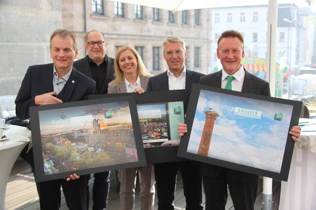 Sie präsentierten die ersten Plakatmotive der neuen Image-Kampagne für Fürth (von rechts): Oberbürgermeister Dr. Thomas Jung, Dr. Christian Bühler, Vorsitzender des IHK-Gremium Fürth, Dr. Maike Müller-Klier, Leiterin der IHK-Geschäftsstelle Fürth, Kai Sievers, Geschäftsführer von gernBotschaft und Horst Müller, Wirtschaftsreferent der Stadt Fürth.
