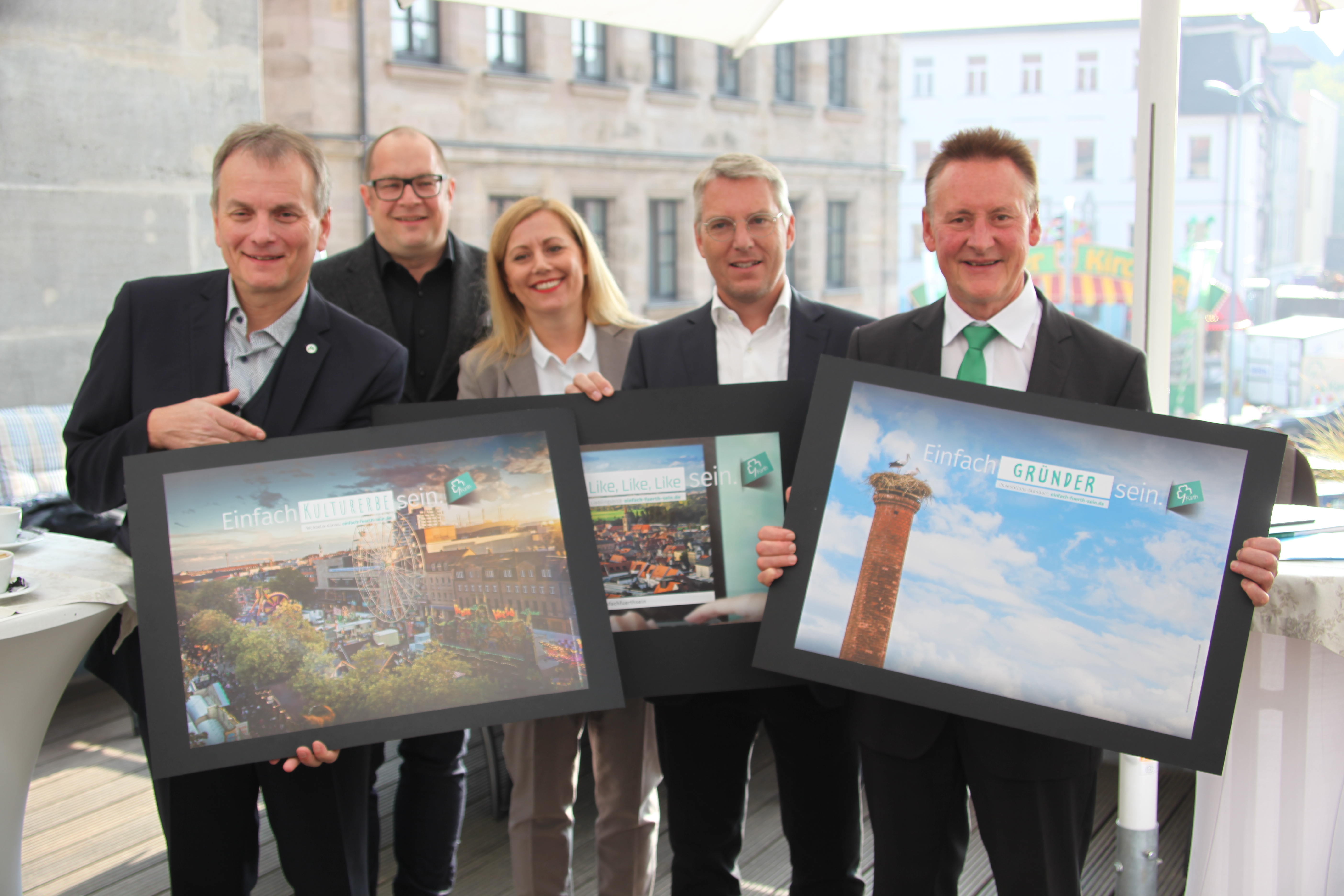 Sie präsentierten die ersten Plakatmotive der neuen Image-Kampagne für Fürth (von rechts): Oberbürgermeister Dr. Thomas Jung, Dr. Christian Bühler, Vorsitzender des IHK-Gremium Fürth, Dr. Maike Müller-Klier, Leiterin der IHK-Geschäftsstelle Fürth, Kai Sievers, Geschäftsführer von gernBotschaft und Horst Müller, Wirtschaftsreferent der Stadt Fürth.