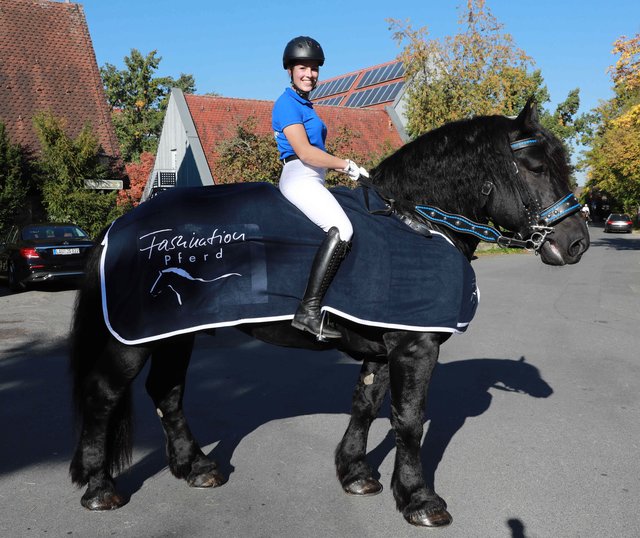 Janina auf dem schwarzen Percheron aus dem Stall Kißlinger. | Foto: Udo Dreier