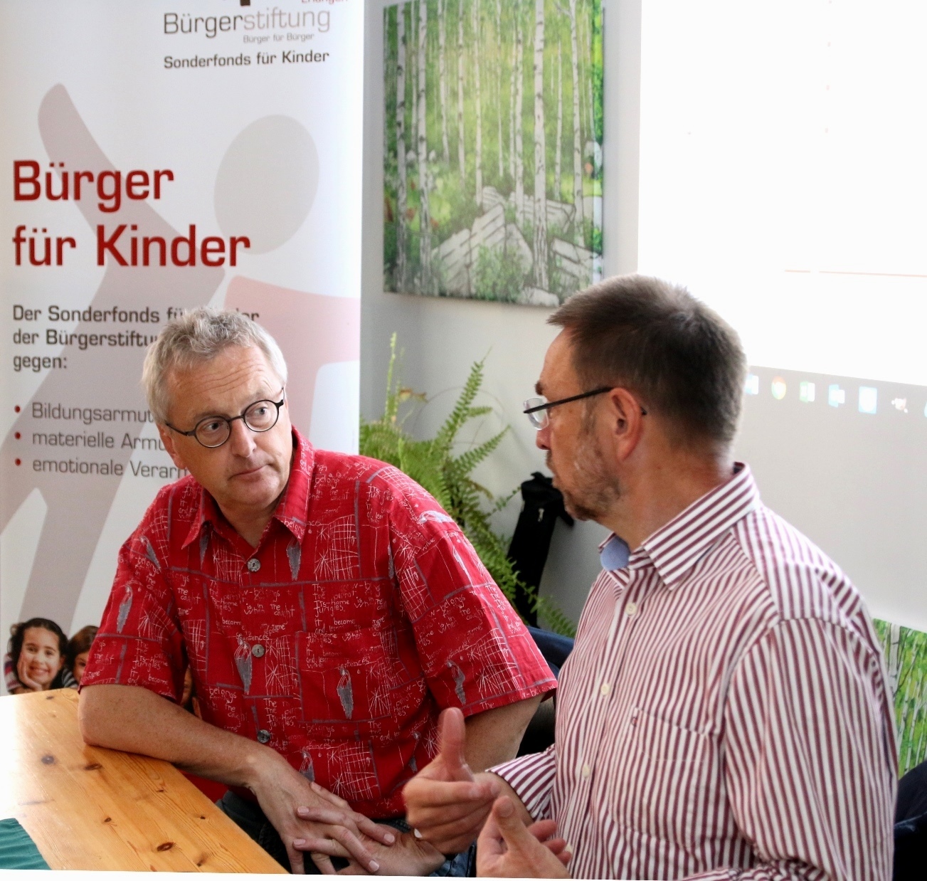 (© Foto: HJKrieg, Erlangen): v.l. Helmut Haberkamm (Schirmherr) und Otto Fößel infomieren die Zuhörer zum Projekt „Lesepate“