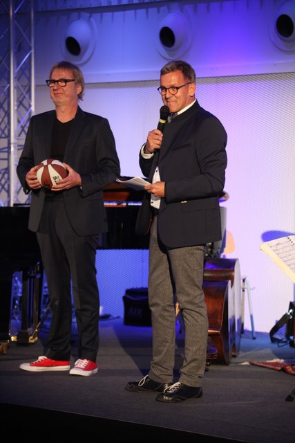 Stefan Harle und Jürgen Hübsch nahmen bei der Eröffnungsrede auch Bezug auf die Vergangenheit der Grünen Halle. War sie doch einst eine Basketball-Halle auf dem ehemaligen Kasernen-Gelände. | Foto: Arthur Kreklau