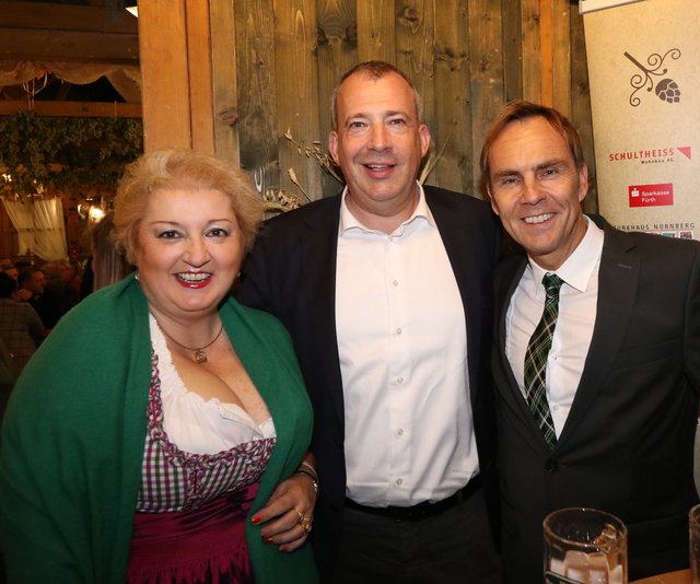 Funkhaus-Geschäftsführer Alexander Koller (r.) und Sparda-Bank Vorstandsvorsitzender Stefan Schindler mit MdL Petra Guttenberger. | Foto: © John R. Braun