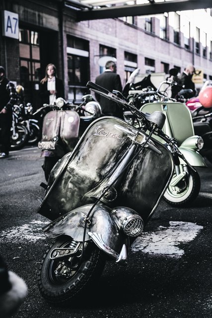 Lässig: die historische Vespa. | Foto: © Ralf Kleinlein
