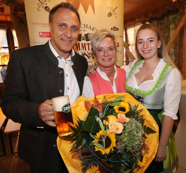 Tucher Gebietsverkaufsleiter Florian Schirmer und Festwirtin Beatrix Schächtner (M.) mit Tochter Lena. | Foto: © John R. Braun
