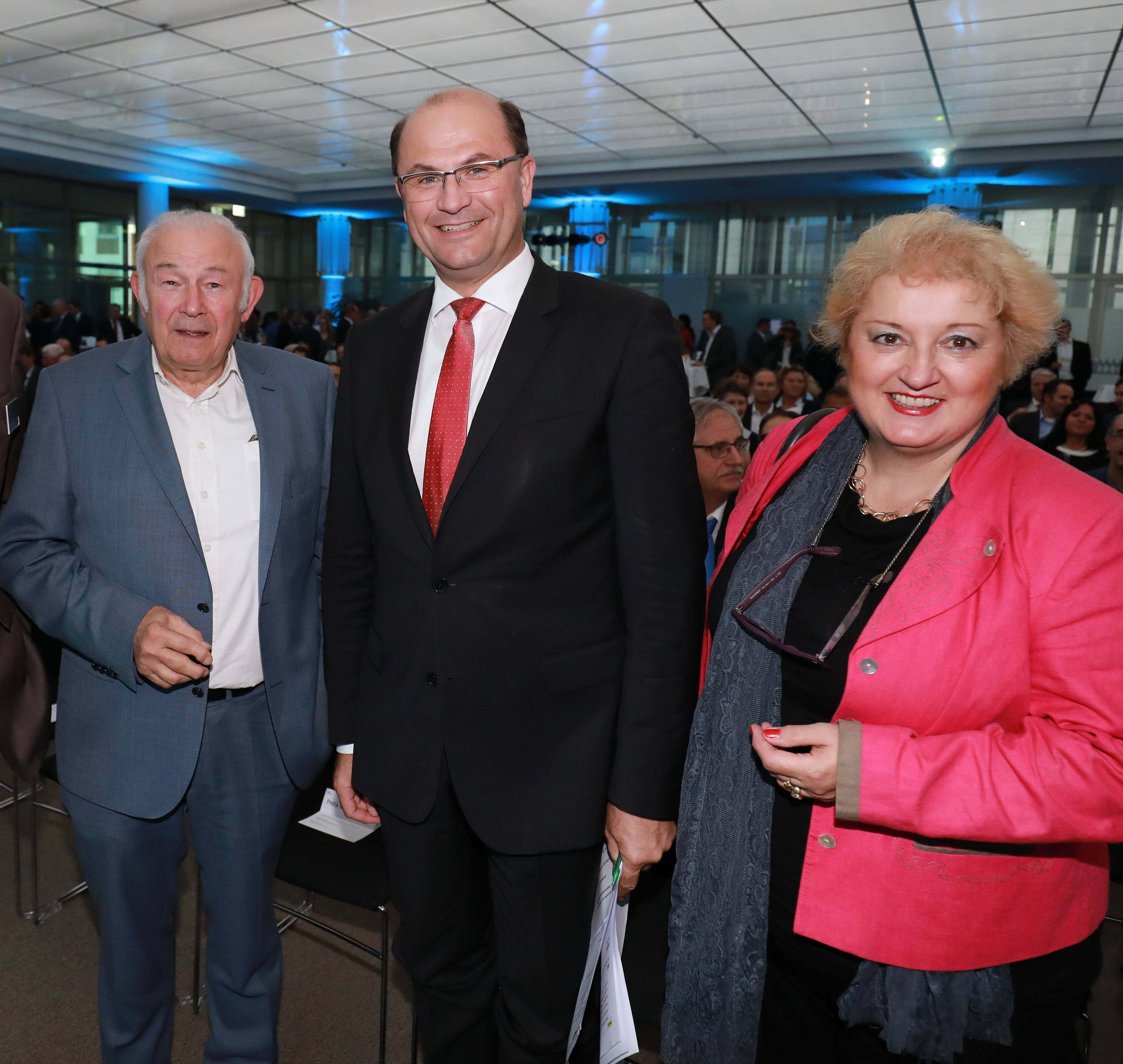Bayerns Finanz- und Heimatminster Albert Füracker (Mi.) mit Ministerpräsident a.D. Dr. Günther Beckstein und CSU-Landtagsabgeordneter Petra Guttenberger.