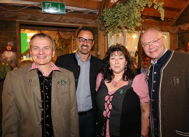 Fürths Kirchweih-Referent Horst Müller (l.) und Ehefrau Ingeborg, mit Tucher Gastronomiedirektor Jörg Träger (2.v.l.) und Komödiant Martin Rassau. | Foto: © John R. Braun