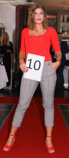 Bewerberinnen auf dem Casting-Laufsteg. | Foto: Nicole Fuchsbauer