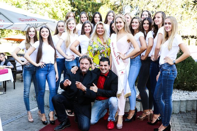 Die Kandidatinnen mit der amtierenden Miss Franken Classic 2018 Diana Lisak (5.v.r.), Veranstalterin Marie-Luise Cawie (Mitte) und den Jurymitgliedern Peter Althof (PA-Security) und La Cultura-Chef Adelo M Kadir. | Foto: Nicole Fuchsbauer