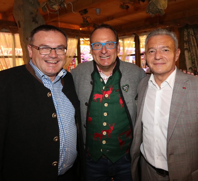 Komödiant Volker Heißmann (M.) mit Bezirksrat  Michael Maderer (l.) und  dem SPD Landtagsabgeordneten Horst Arnold. | Foto: © John R. Braun