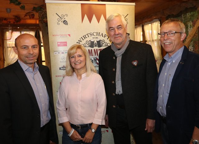 SCHULTHEISS Wohnbau-Gesellschafterin Barbara Schultheiß mit ihren Vorständen Rüdiger Sickenberg (l.) und Martin Heyn (r. Vorsitzender) sowie Architekt Dieter Karl Ludwig, stellvertr. Aufsichtsratsvorsitzender SCHULTHEISS Wohnbau AG. | Foto: © John R. Braun