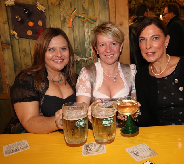 Verlegerin Elke Eschenbacher (l.) mit Möbel Höffner-Hausleiterin Simone Leuchauer (M.) und Sylvia Rabitz. | Foto: © John R. Braun