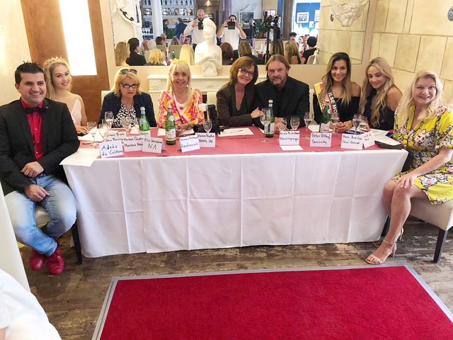 Gut gelaunter Jury-Tisch (v.l.): Adelo Kadir (La Cultura), Miss Franken Classic Diana Lisak, Marlen Quatro (Marlen News), Barbara Karbaum (Kaufrausch), Nicole Fuchsbauer (MarktSpiegel), Peter Althof (PA-Security), Model Scarlett de Mesa, Natascia Nicotra (KAMM IN) und Miss Franken Classic-Veranstalterin Marie-Luise Cawi. | Foto: oh