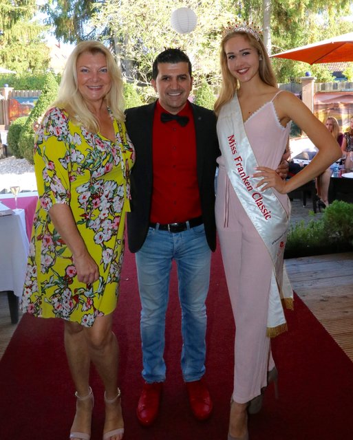 Marie-Luise Cawi mit Adelo Kadir und Diana Lisak (v.l.). | Foto: John R. Braun