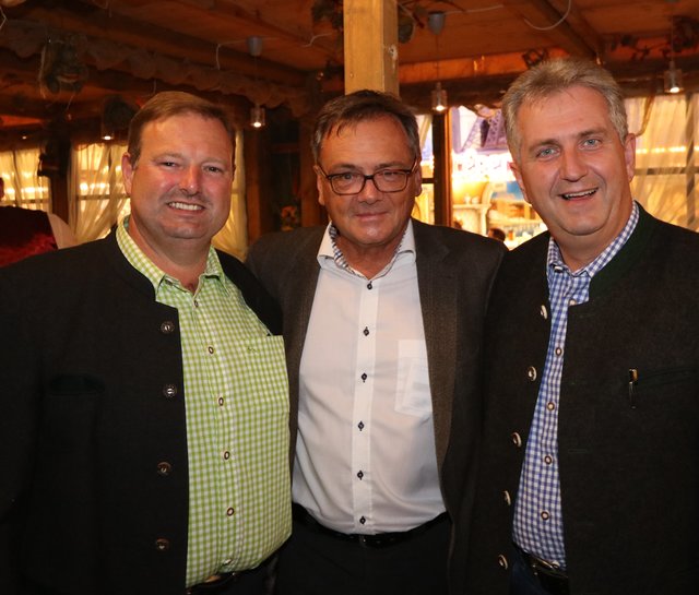 Tucher-Chef Fred Höfler (M.), Fürths CSU Fraktionschef Dietmar Helm (l.) und Steins 1. Bürgermeister Kurt Krömer. | Foto: © John R. Braun
