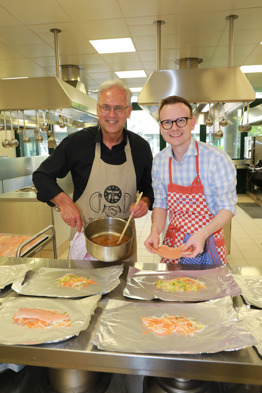 Sind nicht nur beim Kochen ein gutes Team: Richard Bartsch (l.) und Peter Daniel Forster (beide CSU) sind direkt gewählte Stimmkreisvertreter in Nürnberg-West beziehungsweise Nürnberg-Süd.