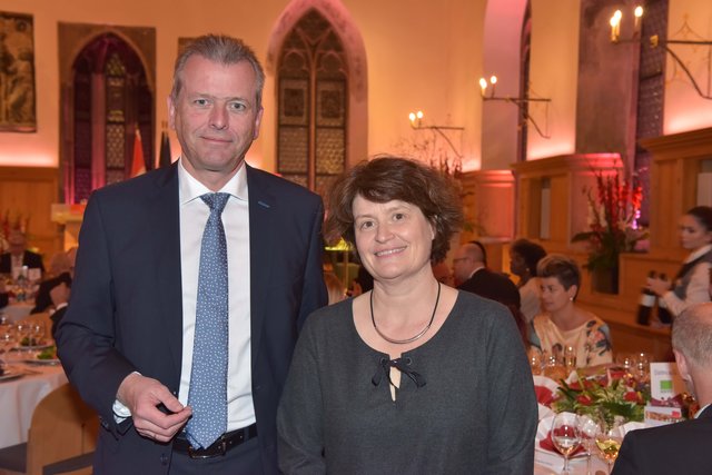 Die Journalistin Garance le Caisne mit Oberbürgermeister Dr. Ulrich Maly beim Nürnberger Friedensmahl im Historischen Rathaussaal. | Foto: Christine Dierenbach / Stadt Nürnberg