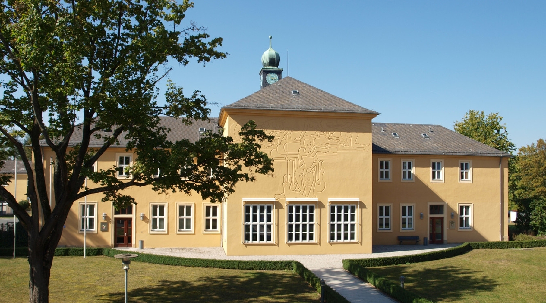 In der ehemaligen Anstaltskapelle in Bayreuth ist heute der Sitzungssaal des Bezirkstages von Oberfranken untergebracht. 21 Mitglieder aus 7 Parteien gehören dem Gremium nun an.