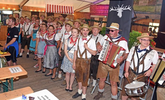Kärwaboum mit eigener Musik