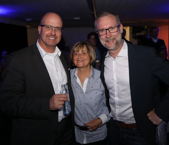 Agentur-Chef Simon Röschke (re.) und Schultheiß Projektentwicklungs-Vorstand Dr. Gunter Krämer mit Edith Schuster.