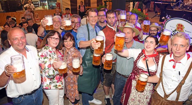 Schwabacher Stadträte beim Limbacher Kärwa - Bieranstich