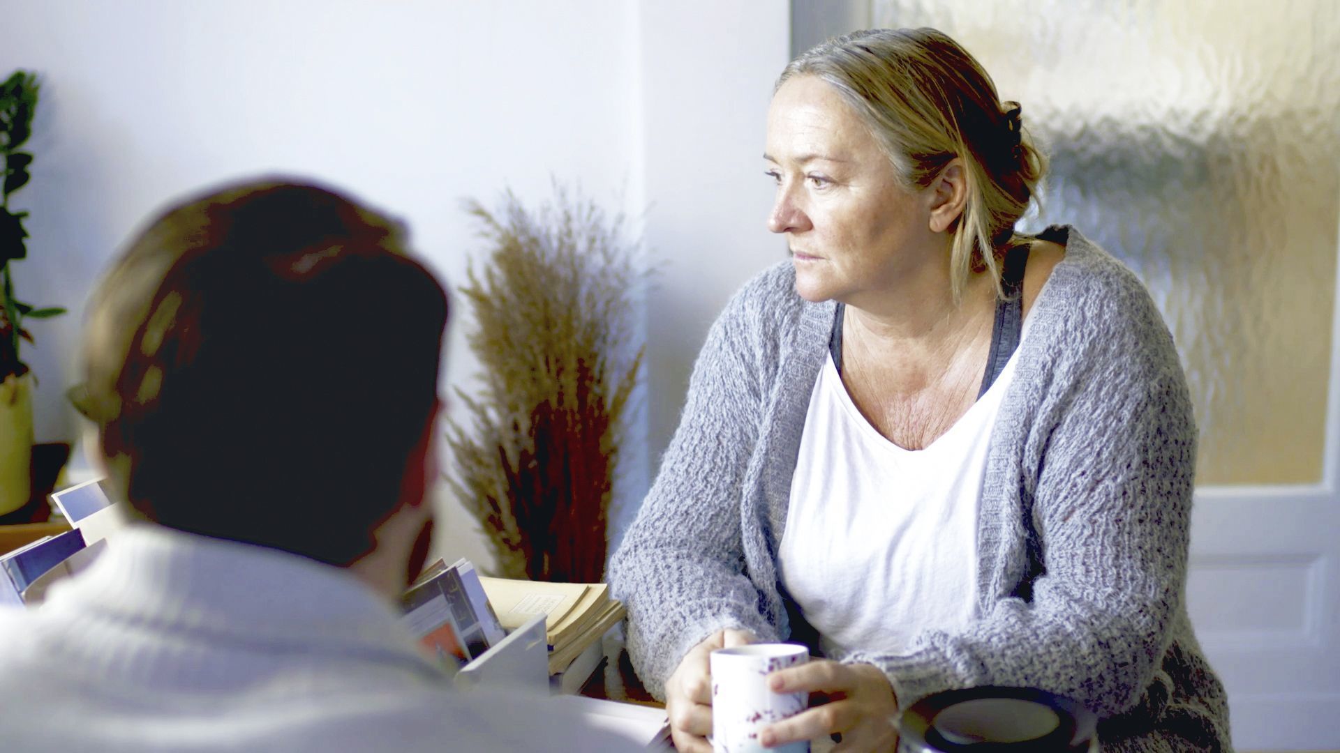 Der Familiencoach Depression zeigt, wie man seinen erkrankten Angehörigen unterstützen und sich selbst vor Überlastung schützen kann.