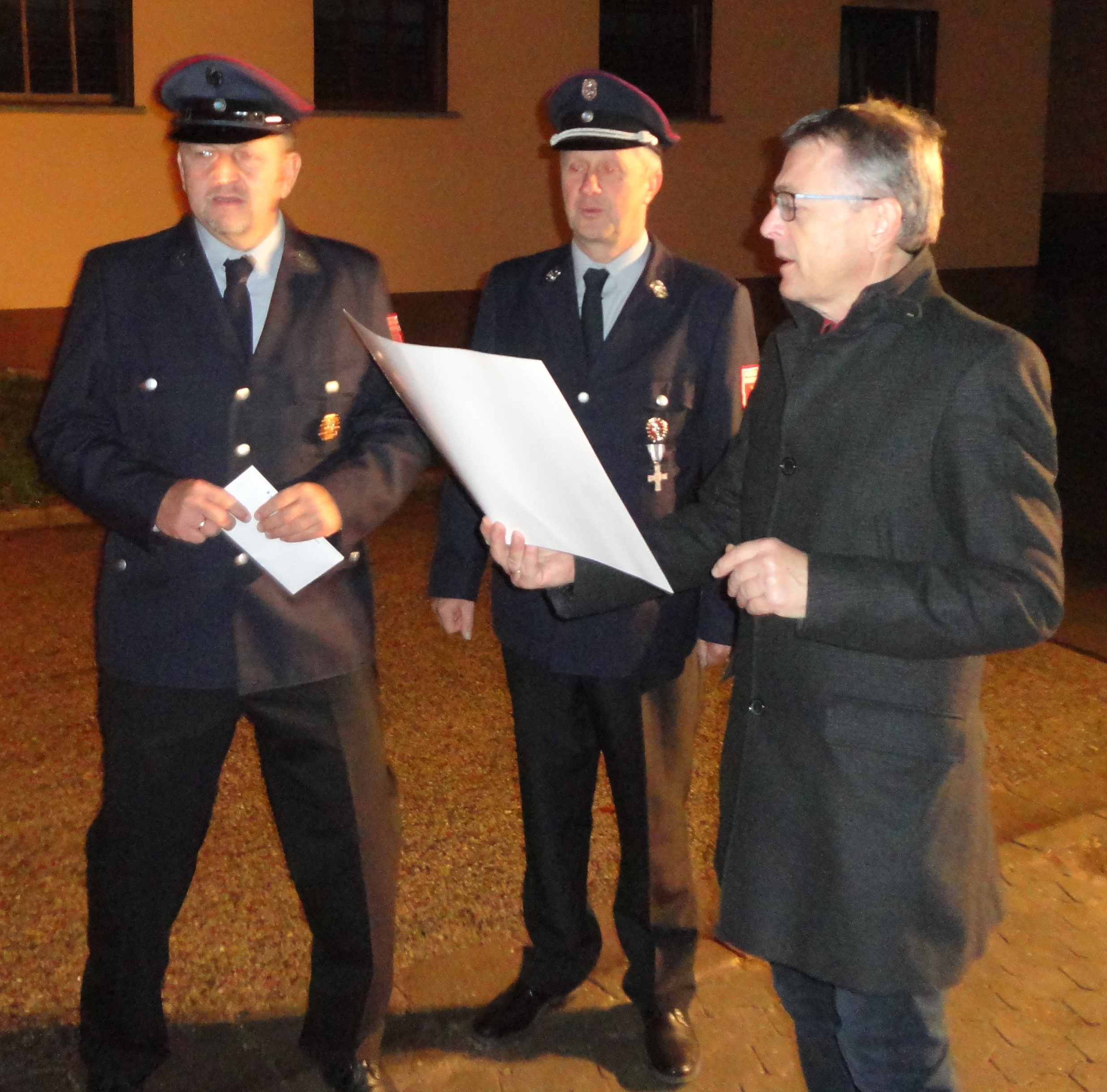 Vorstand Dieter Müller, Kommandant Bernhard Höchstädter und Jürgen Bierlein von der Sparkasse bei der Scheckübergabe (von links).