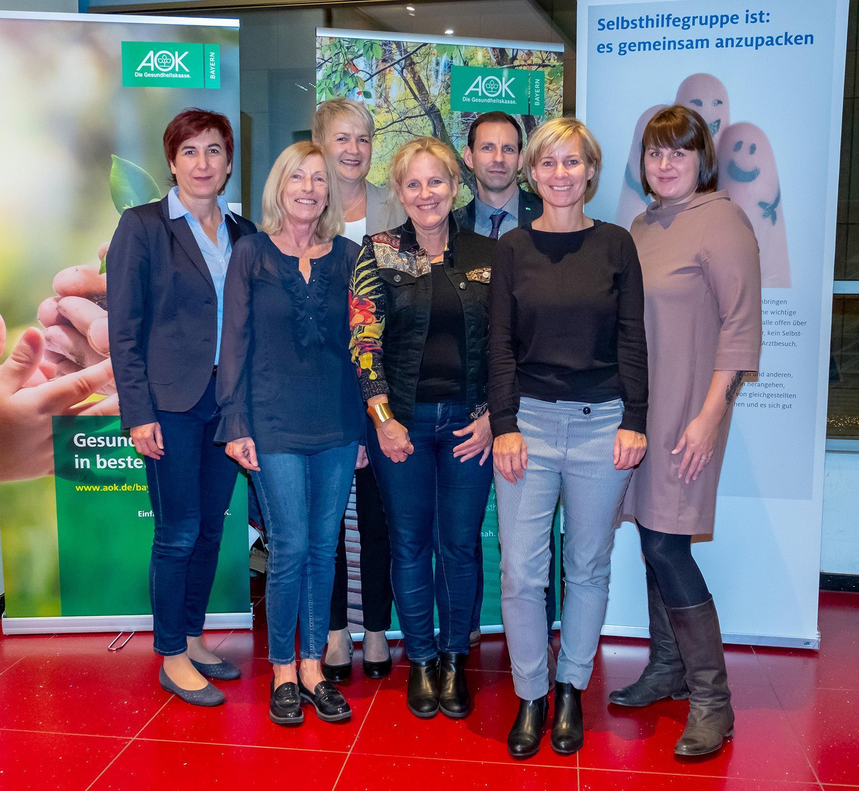 (v.l.n.r.): Bettina Honeiser, Vertreterin der Deutschen Alzheimer Gesellschaft, Landesverband Bayern, Dr. med. Vanadis Kamm-Kohl, QuE Fachärztin für Allgemeinmedizin, Gerlinde Heilingbrunner, Pflegeberaterin der AOK Bayern, Dr. med. Birgit Zahner, QuE Fachärztin Neurologie, Matthias Eichler, Fachbereichsleiter Pflege AOK Nürnberg, Christine Brummer, Pressesprecherin der AOK in Mittelfranken und Darja Schneider, Vertreterin der kiss (Selbsthilfekontaktstellen Kiss Mittelfranken e. V.).
Foto: AOK