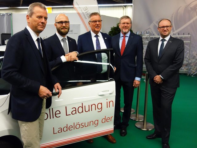 N-ERGIE mit Consumenta Marketing Star geehrt (v.l.): Nürnbergs Oberbürgermeister Dr. Ulrich Maly, Thilo Könicke, Geschäftsführer AFAG Messen, Bernd Kallies, Vertriebsleiter N-ERGIE, Dr. Marcel Huber, Staatsminister für Umwelt und Verbraucherschutz und Henning Könicke, Geschäftsführer AFAG Messen. | Foto: AFAG