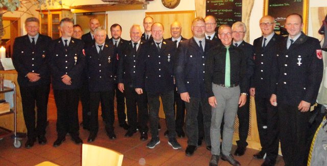 Die geehrten mit den Feuerwehr-Führungskräften und Bürgermeister Felix Fröhlich