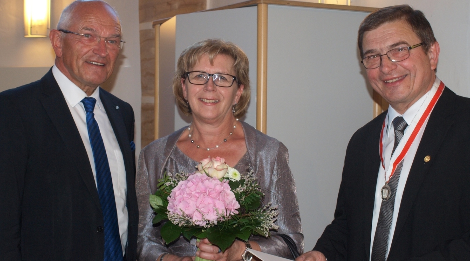 Bezirkstagspräsident Dr. Günther Denzler (links) dankte Georg Schirner mit der Bezirksmedaille für seine Verdienste um die Forchheimer Musikwelt. Schirners Ehefrau Gabriele bekam einen Blumenstrauß.