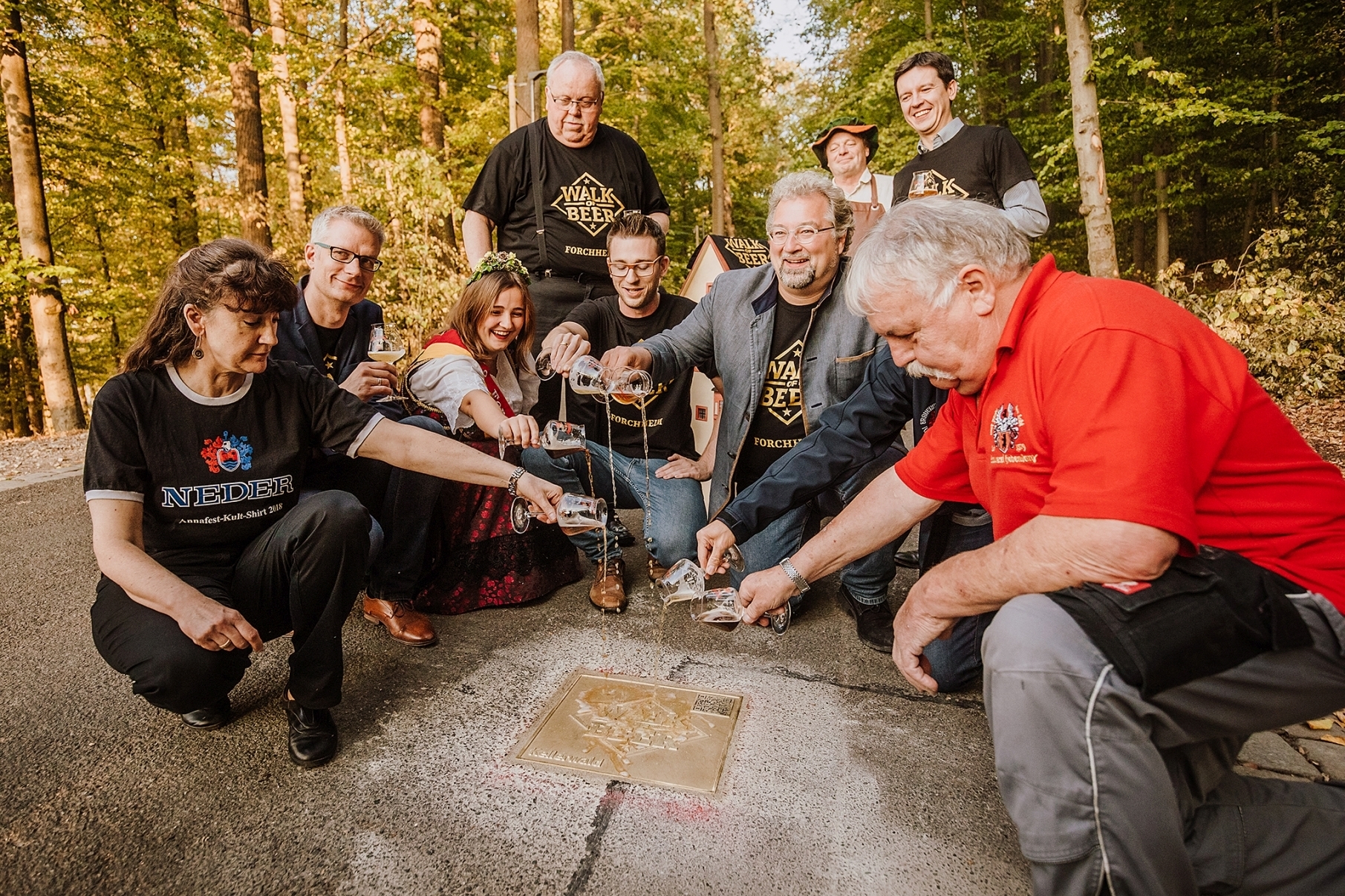 Begießen den WALK OF BEER:
Astrid Neder-Haub (Brauerei Neder), Oberbürgermeister Uwe Kirschstein, Bierkönigin Miriam I., Bürgermeister Franz Streit, Nico Cieslar, der Leiter der Tourist-Information, Biersommelier Markus Raupach, Bierkönig Gambrinus (Jürgen Zöbelein), Viktor Naumann, Referatsleiter für Wirtschaft und Stadtmarketing und Fritz Hebendanz (Brauerei Hebendanz) (von links)