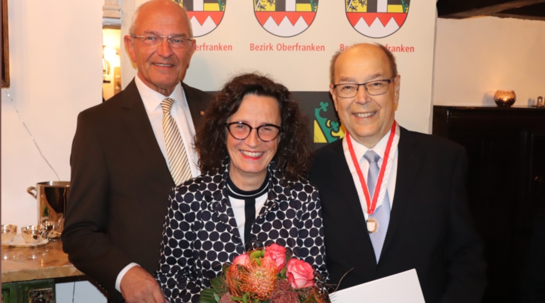 Für seine Verdienste auf allen drei kommunalen Ebenen wurde der Forchheimer Altoberbürgermeister mit der Ehrenmedaille des Bezirks ausgezeichnet. Mit im Bild: Ehefrau Johanna Stumpf.