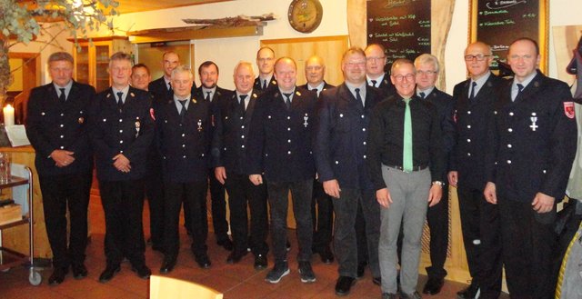 Die geehrten mit den Feuerwehr-Führungskräften und Bürgermeister Felix Fröhlich