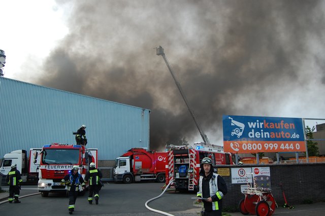Dieselstraße: In der Halle eines Entsorgungs- bzw. Recyclingbetriebs kam es zu einem Großbrand. | Foto: Feuerwehr Nürnberg